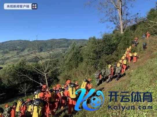 记者深刻哀牢山突遇浓雾 揭秘致命探险之旅